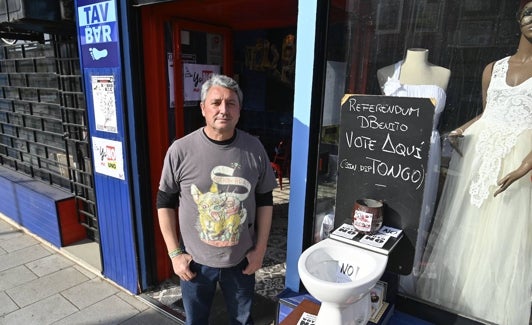 'Yiye' Álvarez esta tarde en su bar, que canaliza la oposición a la fusión 