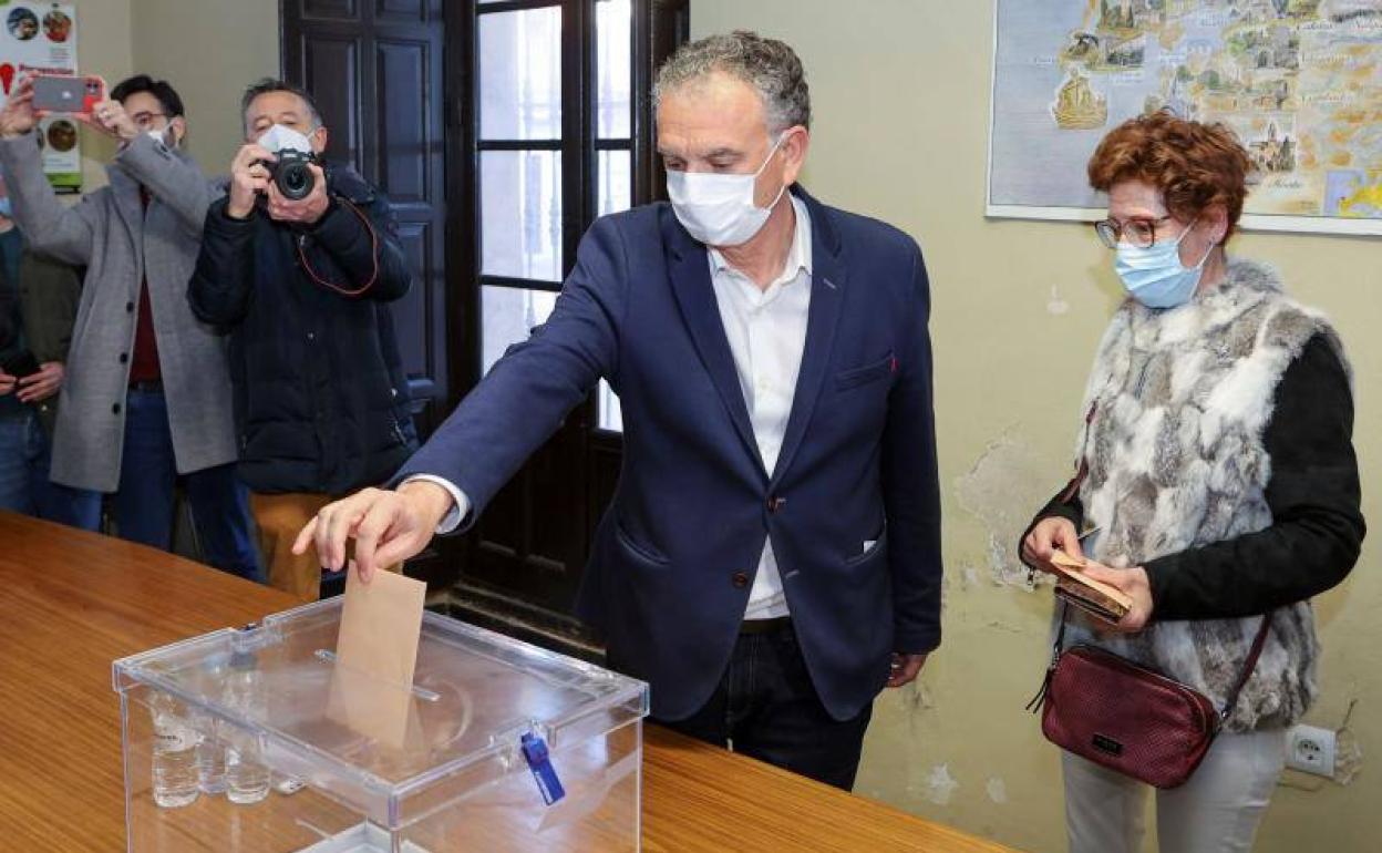José Luis Quintana, en el momento de depositar su voto. 