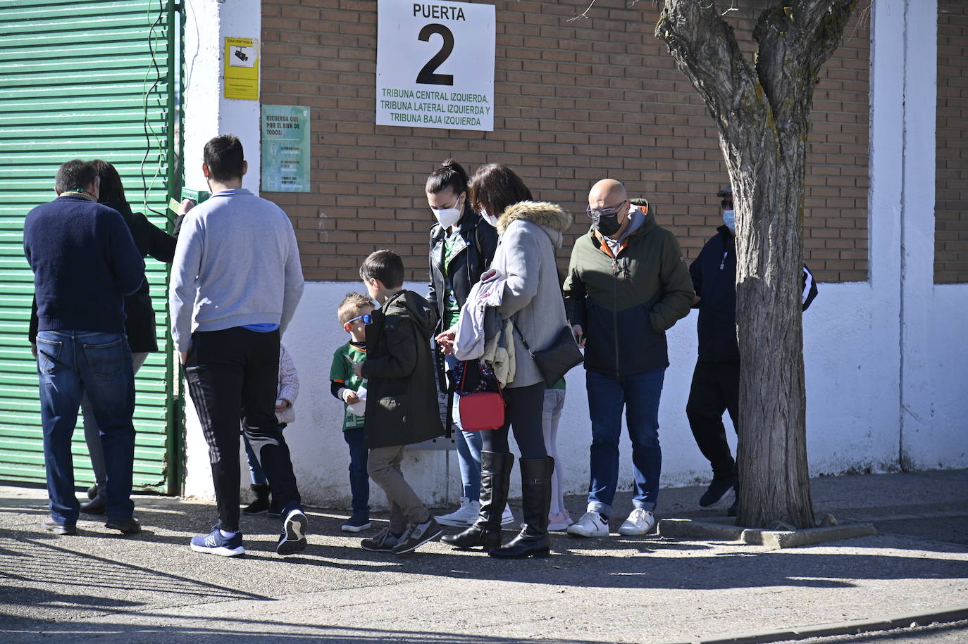 Ambiente en el partido del Villanueva el día de la votación.