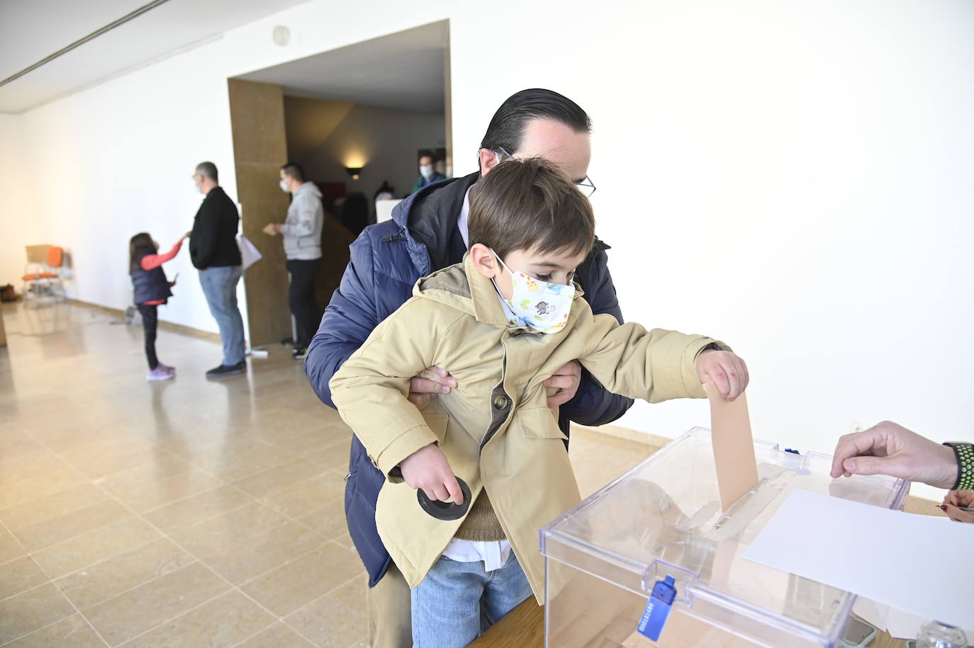 Vecinos votando este domingo.