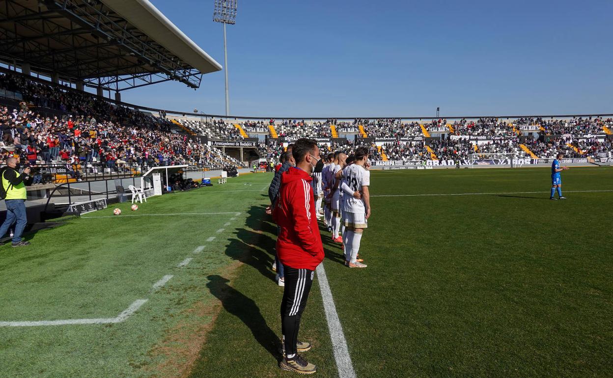 Los jugadores siguen con su plante en el primer minuto como protesta por la situación del club.