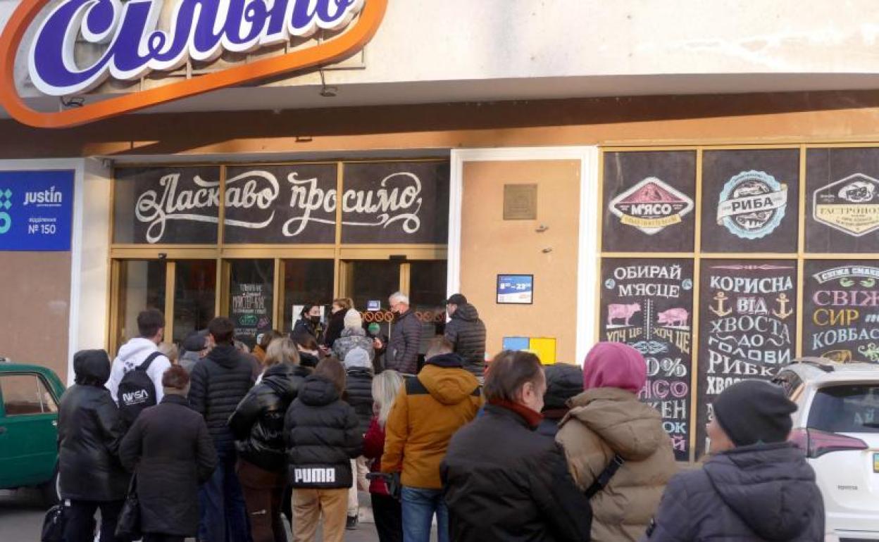 Lasgas colas en un supermercado ucraniano para adquirir víveres.