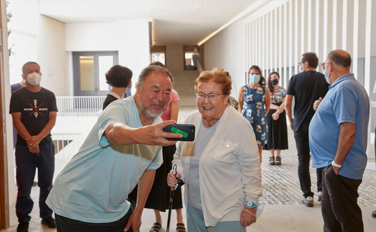 El artista y activista chino Ai Weiwei visitó junto a Helga de Alvear la instalación de su obra, la gran lámpara 'Descending light' . 