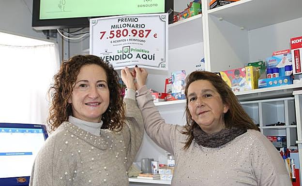 Toni Rodríguez (izquierda) es la propietaria del punto de venta de la Primitiva