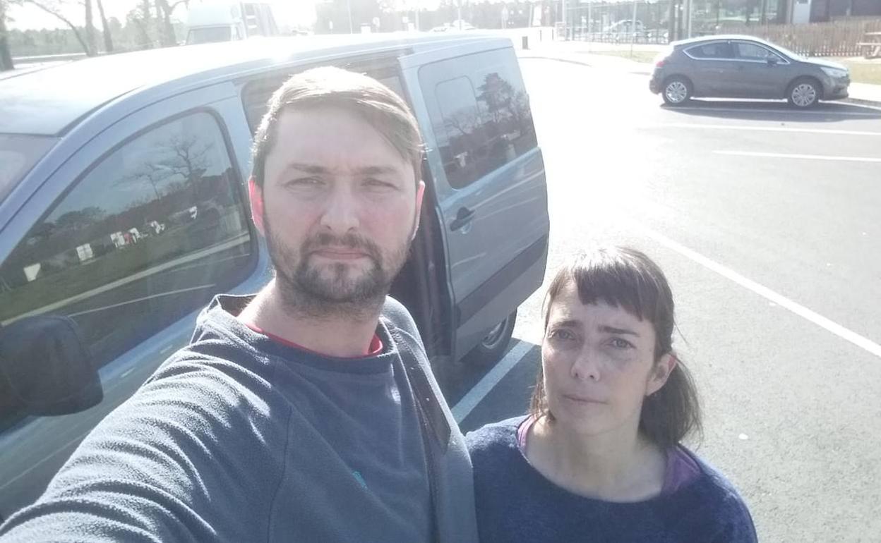 Alexander y Nuria recorren Europa para reunirse con sus familiares en la frontera entre Ucrania y Polonia. 