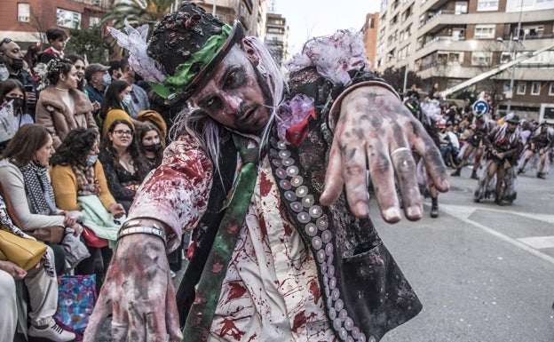 Los zombis de Caribe durante el desfile, han logrado el segundo puesto.