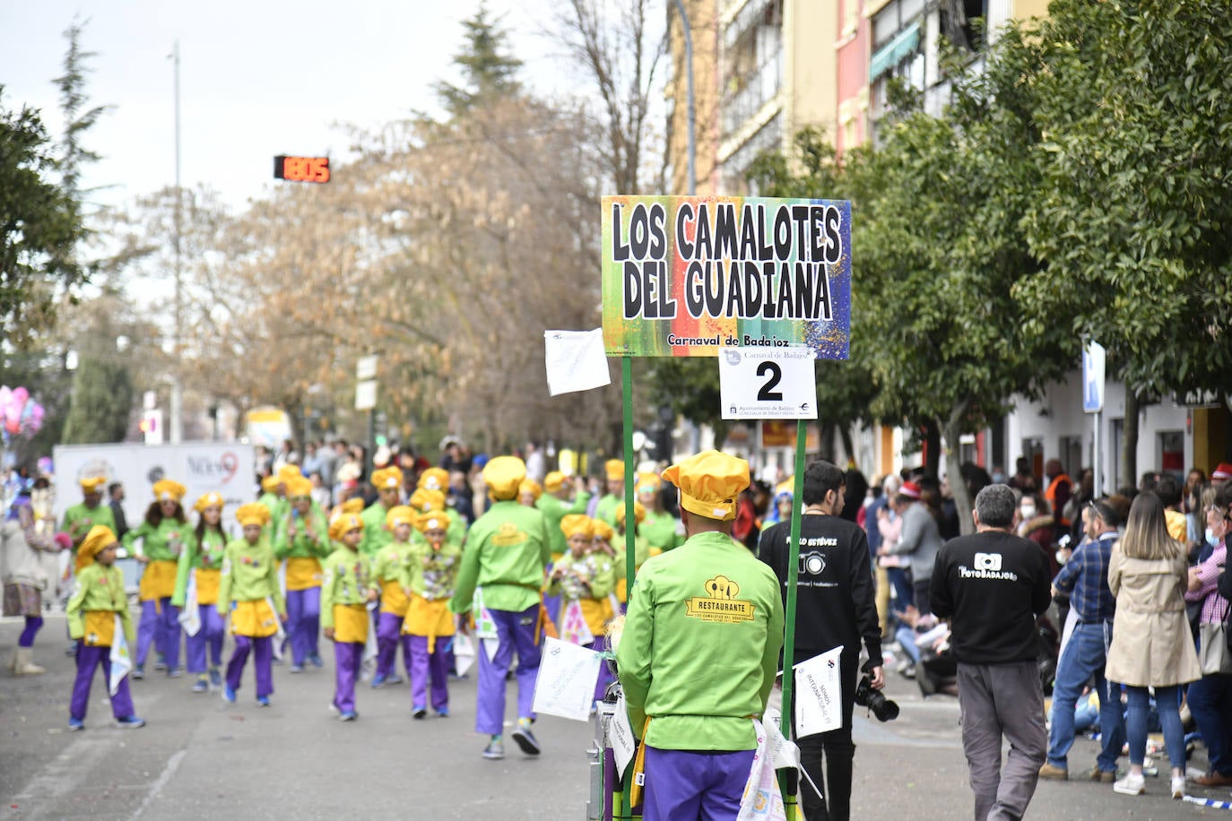 Fotos: Así vivieron el Carnaval de Badajoz los artefactos y grupos menores