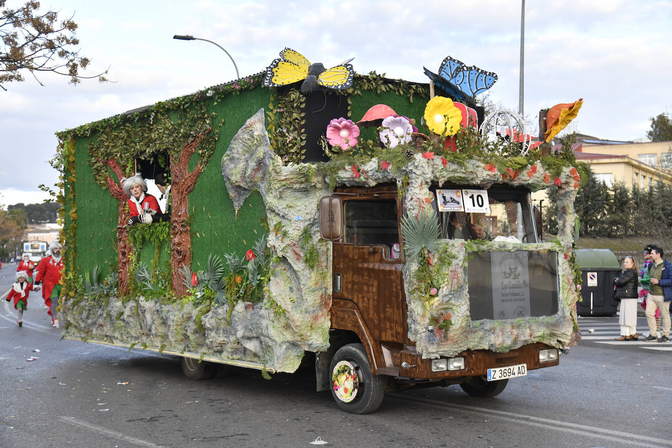 Fotos: Así vivieron el Carnaval de Badajoz los artefactos y grupos menores