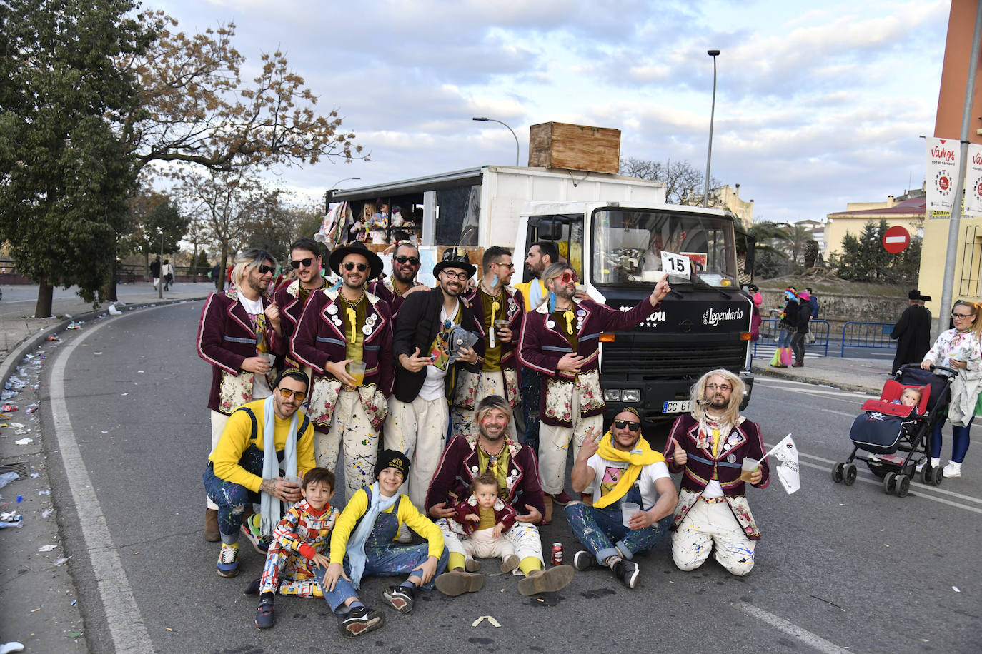 Fotos: Así vivieron el Carnaval de Badajoz los artefactos y grupos menores