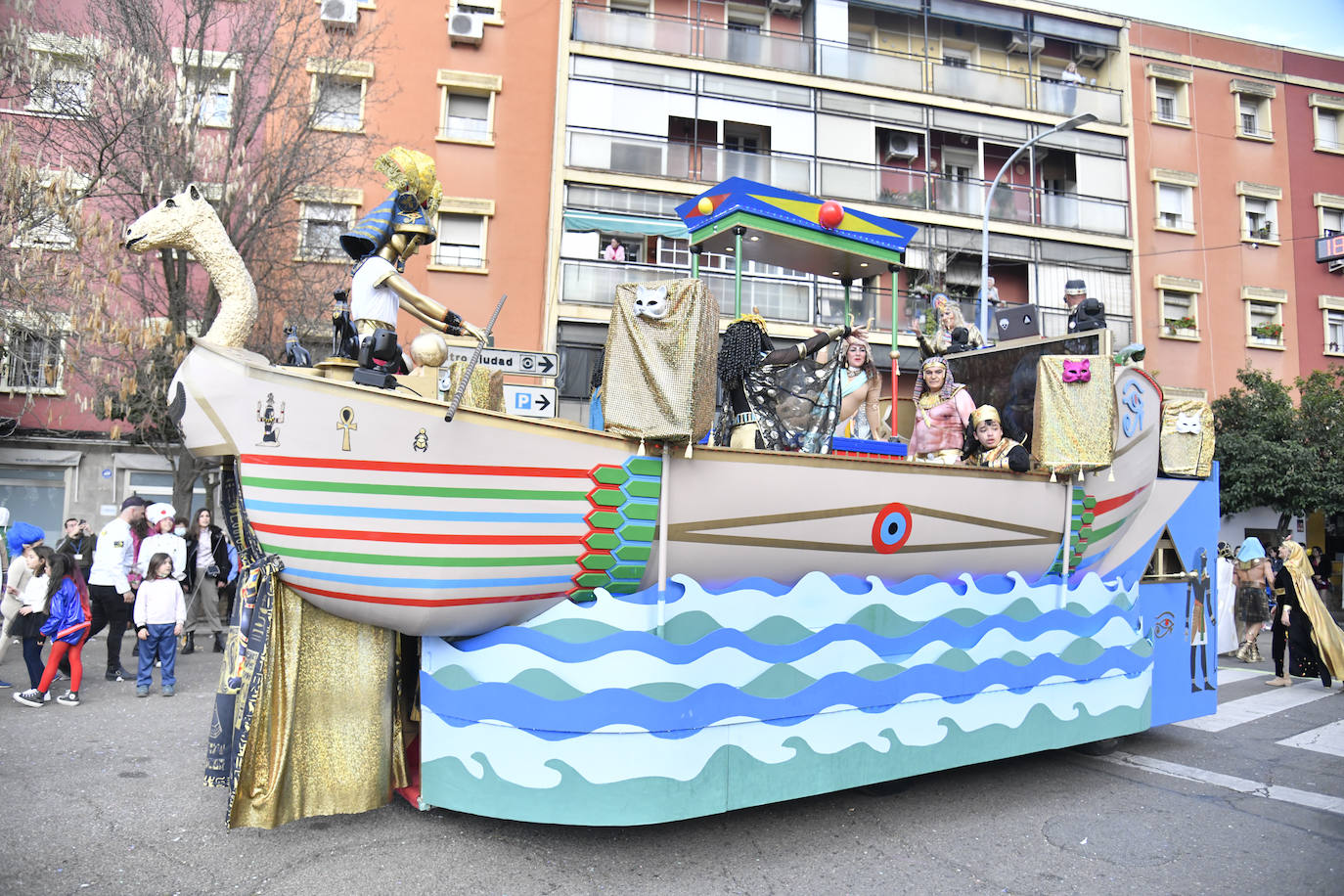 Fotos: Así vivieron el Carnaval de Badajoz los artefactos y grupos menores