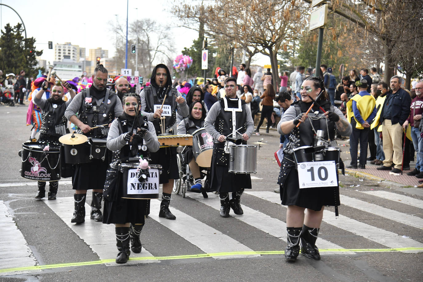 Fotos: Así vivieron el Carnaval de Badajoz los artefactos y grupos menores