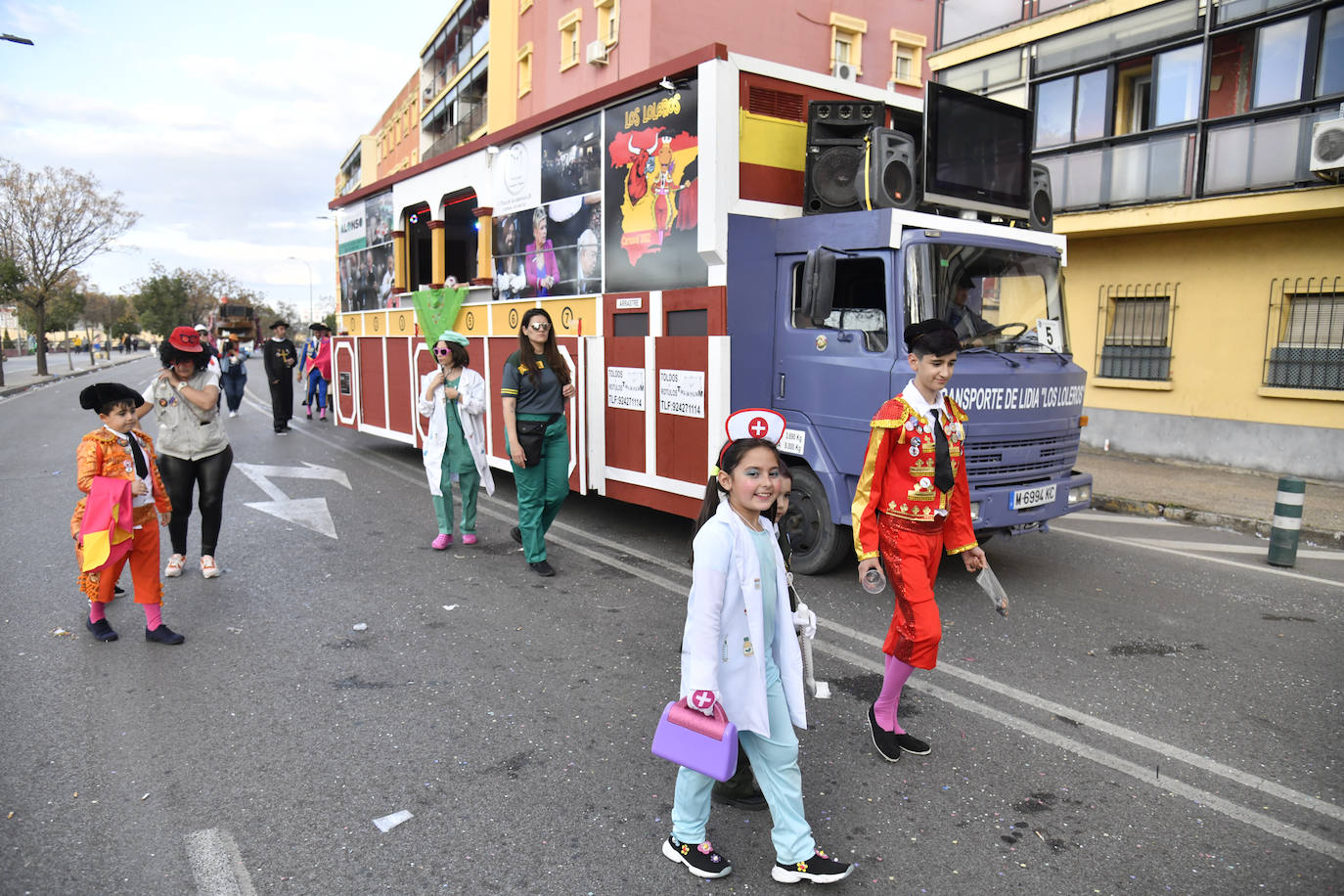 Fotos: Así vivieron el Carnaval de Badajoz los artefactos y grupos menores