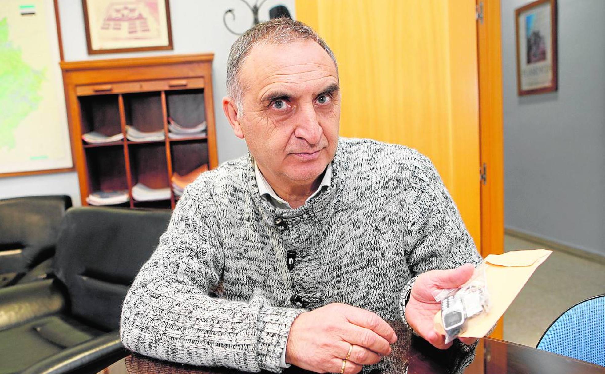 El director del centro penitenciario de Cáceres, Nahum Álvarez, muestra uno de los terminales requisados. 