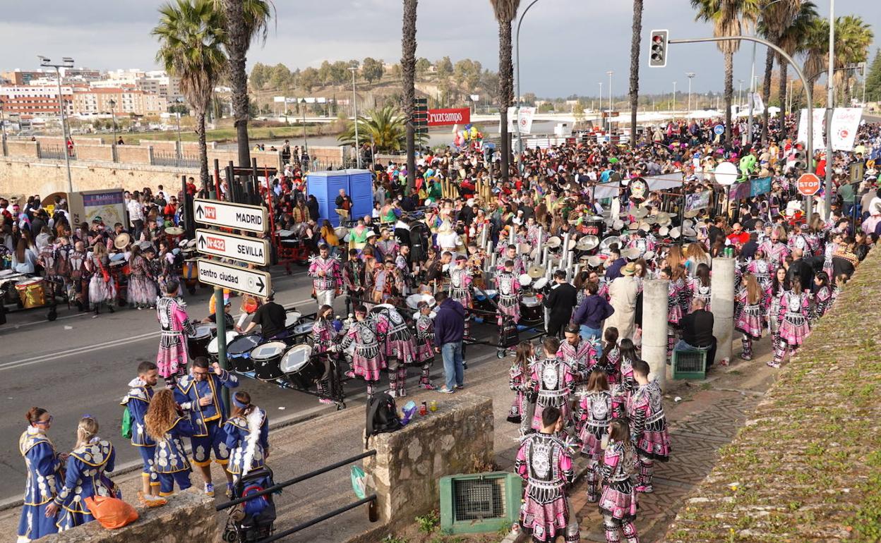 Las comparsas, el sábado en la pasarela, tenían que abrirse paso entre el botellón para actuar.