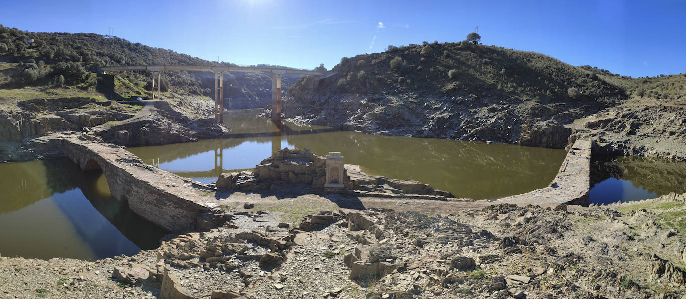 Puentes de Tamuja y Alkmonte con la hornacina del siglo XVI. 