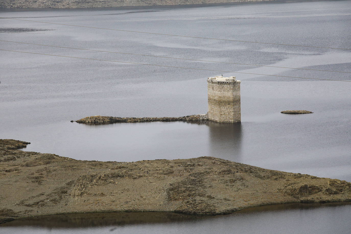 Torre de Floripes esta semana, de la que ya se ven varios metros en el embalse de Alcántara. 