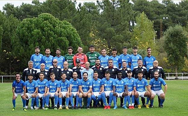 Ange (cuarto por la derecha en la fila de abajo) con el Talayuela de Primera Extremeña. 