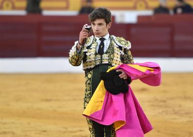 Imagen secundaria 1 - Natural de Carlos Domínguez al cuarto. Eric Olivera con la oreja de su debut. Desplante de Manuel Perera al segundo. 