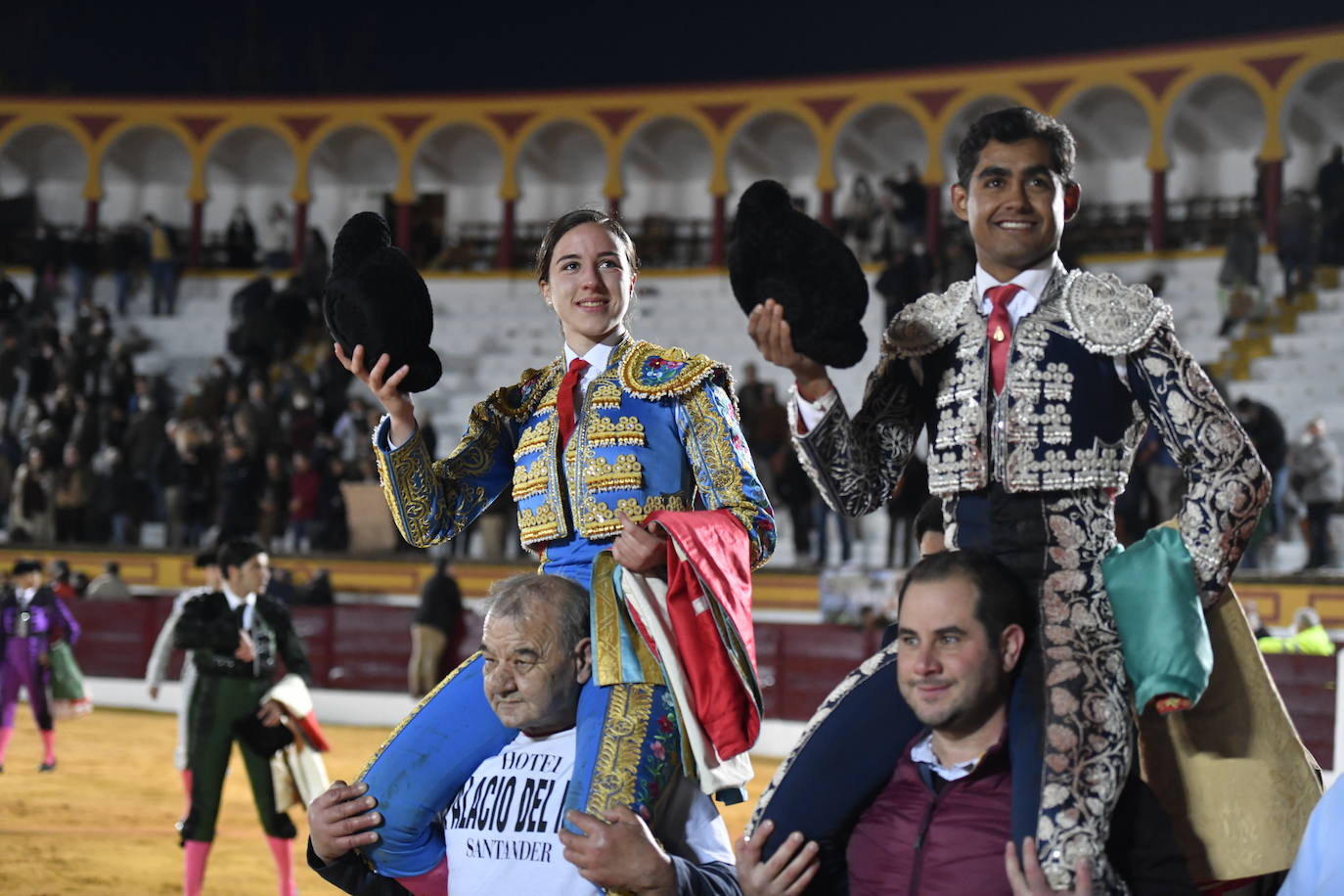 Fotos: Segunda novillada de Olivenza: Lalo de María, Alejandro Adame y Raquel Martín