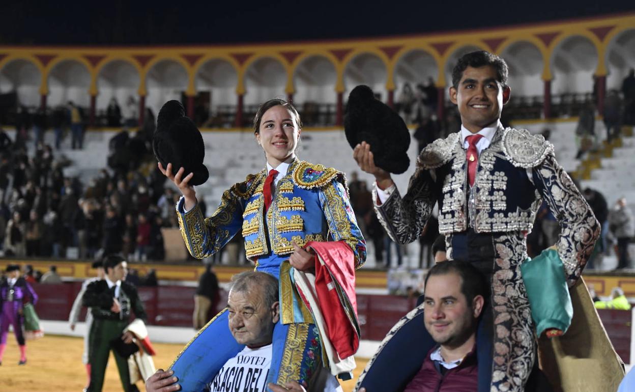 Raquel Martín y Alejandro Adame abandonan el coso oliventino a hombros. 