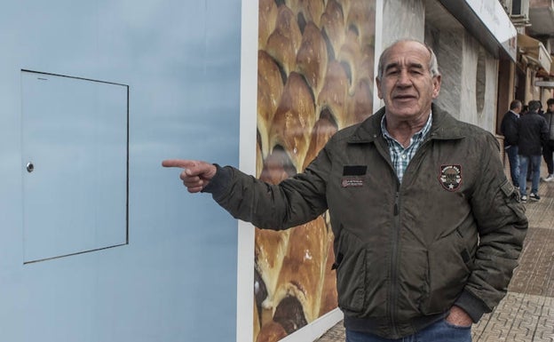 Juan Vega señala el lugar donde estaba el cajero de Padre Tacoronte, ahora es una tienda. 