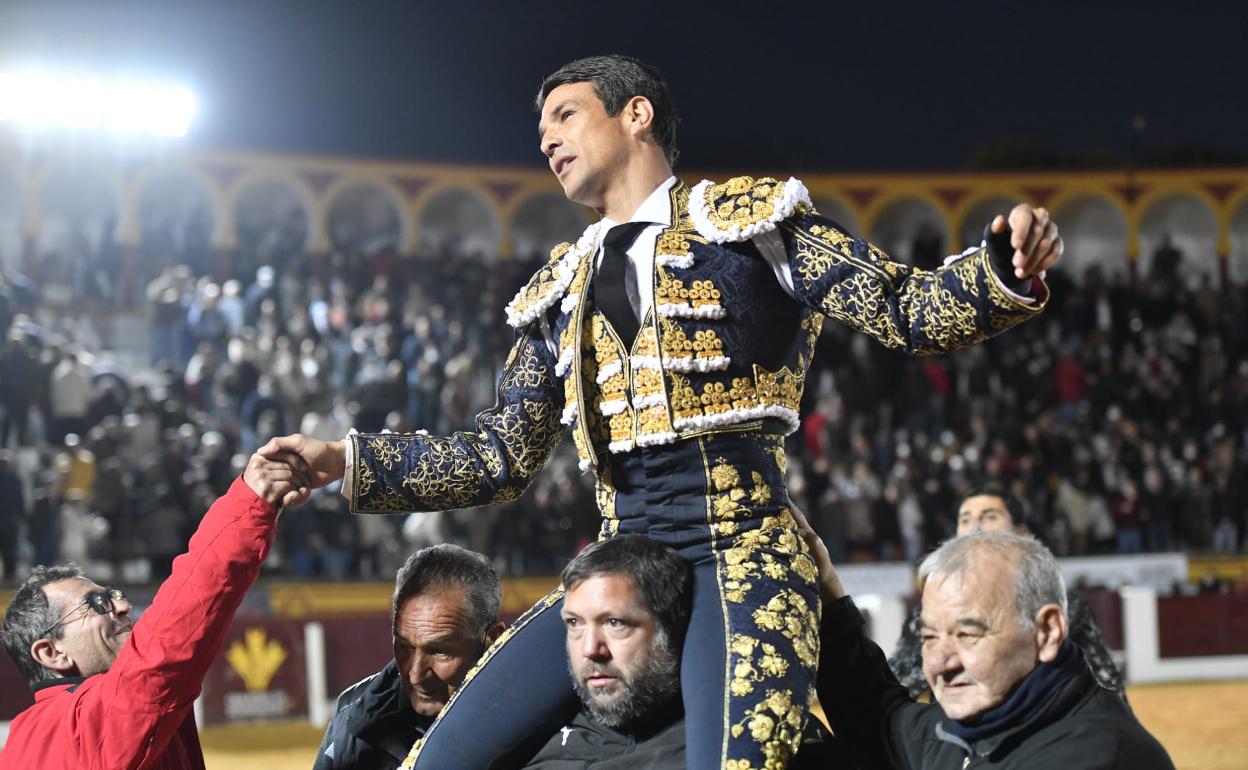 José María Manzanares tras cortar las dos orejas que le abrieron la puerta grande de Olivenza. 