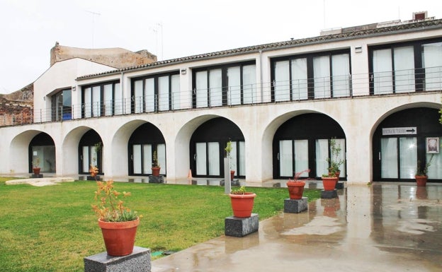 El albergue municipal de Olivenza cuyas instalaciones están organizadas en torno a lo que fue el antiguo patio de armas del cuartel del Pozo. 