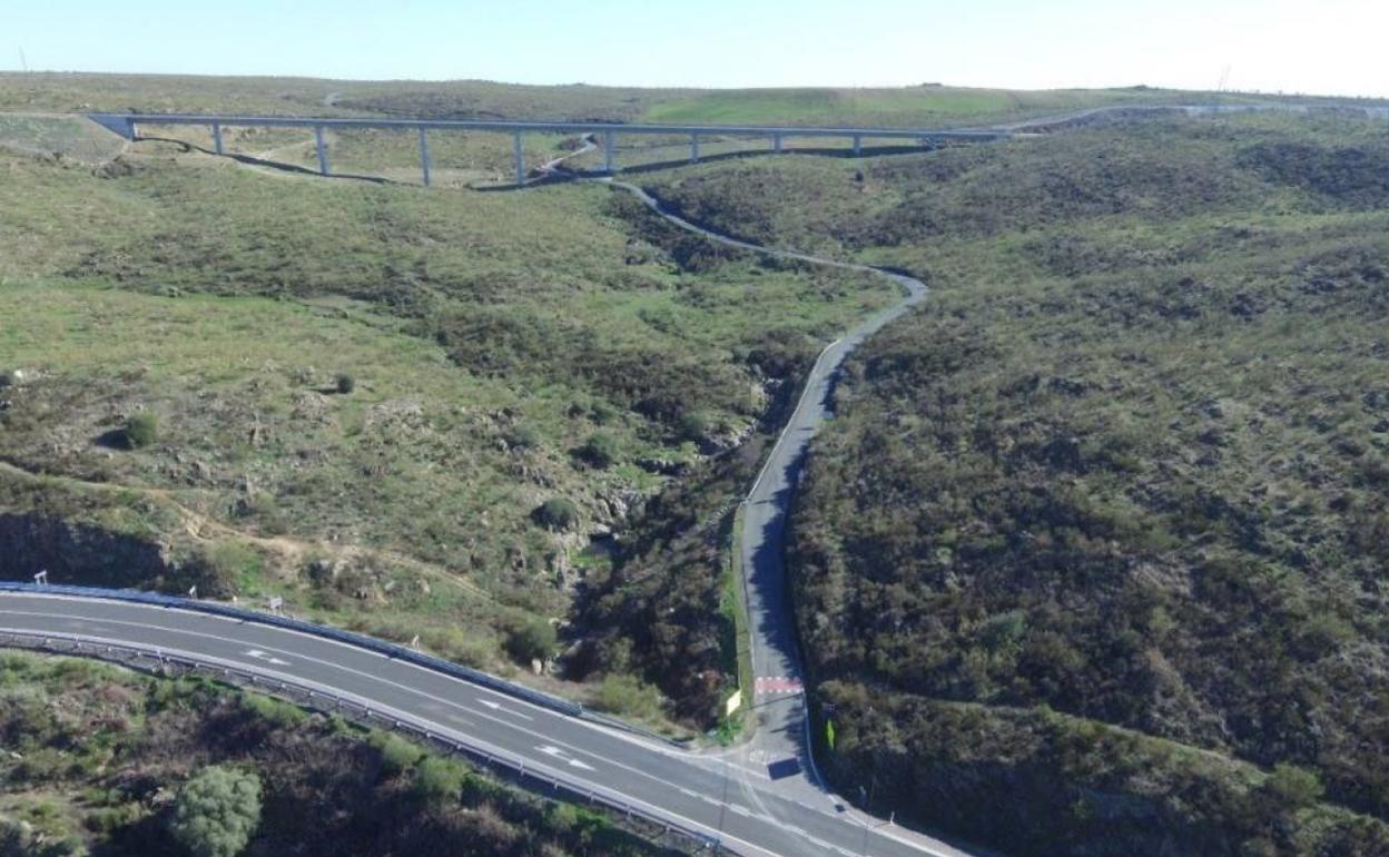 Vista aérea de la Ex-373 en una imagen de la Consejería de Movilidad. 