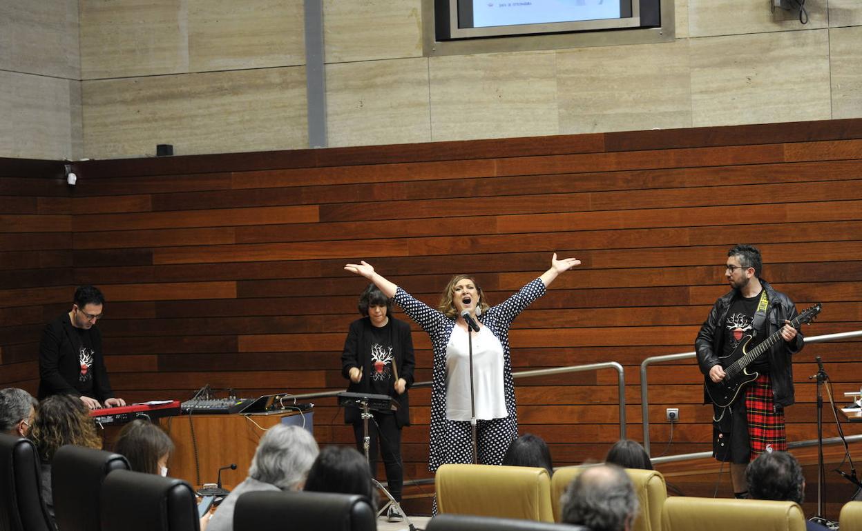 La cantante Raquel Palma ha participado en el acto institucional.