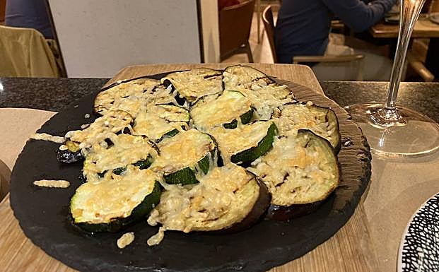 Calabacín y berenjena a la parrilla con parmesano.