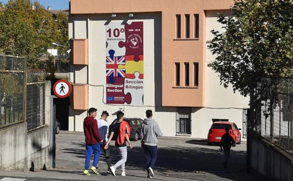 Alumnos acceden al IES Pérez Comendador de Plasencia, que muestra en la fachada que tiene sección bilingüe