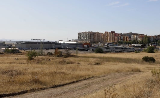 Vista desde la antigua N-630 de la zona en la que se proyecta un parque de medianas superficies. 