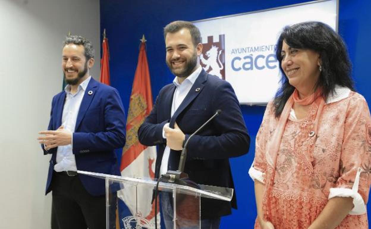 Andrés Licerán, Luis Salaya y Consolación López, en una comparecencia. 