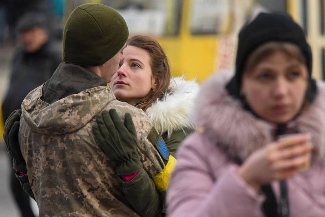 Olga se despide de su novio, Volodimir, en una estación de tren en Lviv antes de que este parta hacia el frente en la guerra.