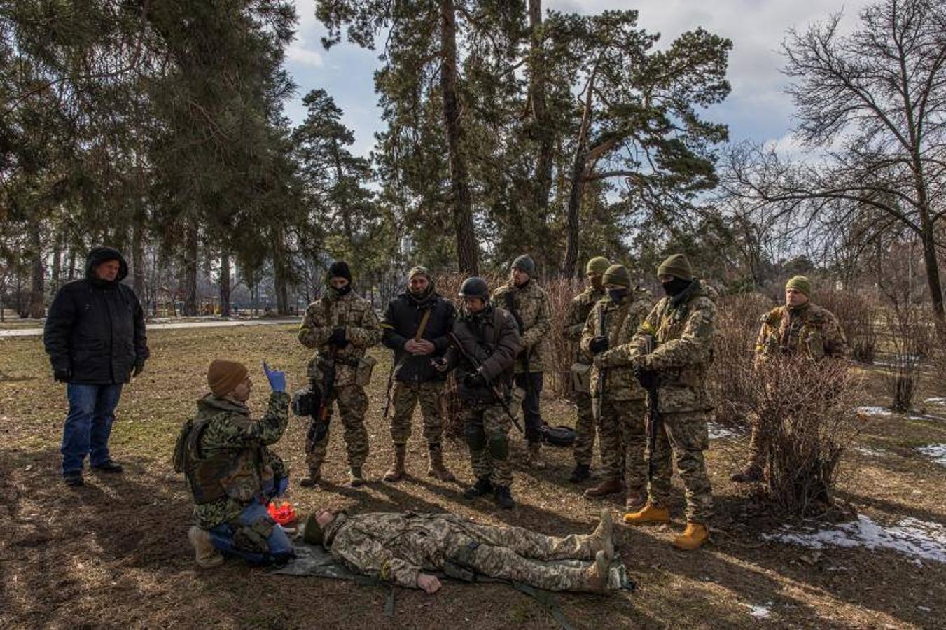 Un grupo de soldados entrena para la guerra.