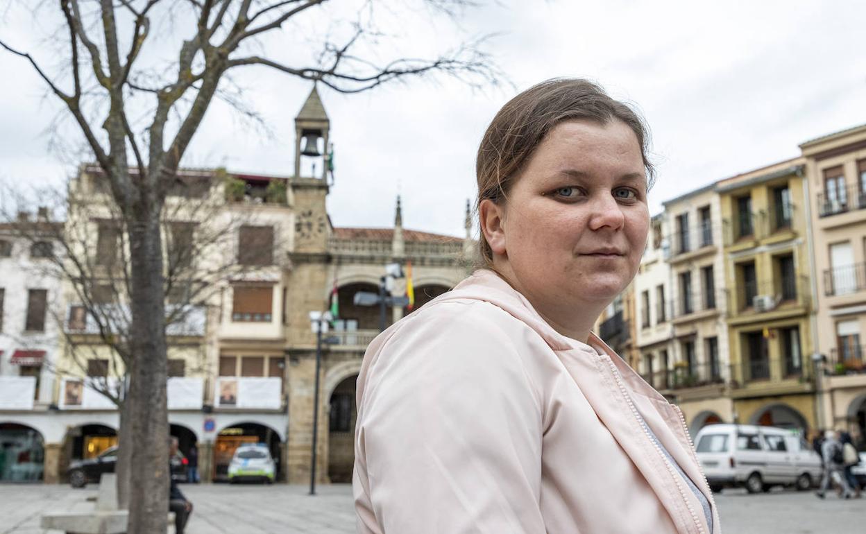 Oksana Butsiak, la primera refugiada ucraniana en la región, en la Plaza Mayor de Plasencia. 