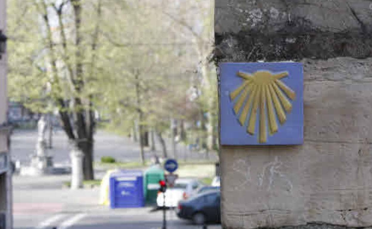 Una señal marca el paso del Camino de Santiago por la ciudad de Gijón. 