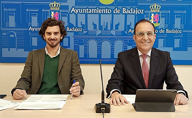 Los concejales Carlos Urueña y Eladio Buzo presentan los presupuestos para 2022.