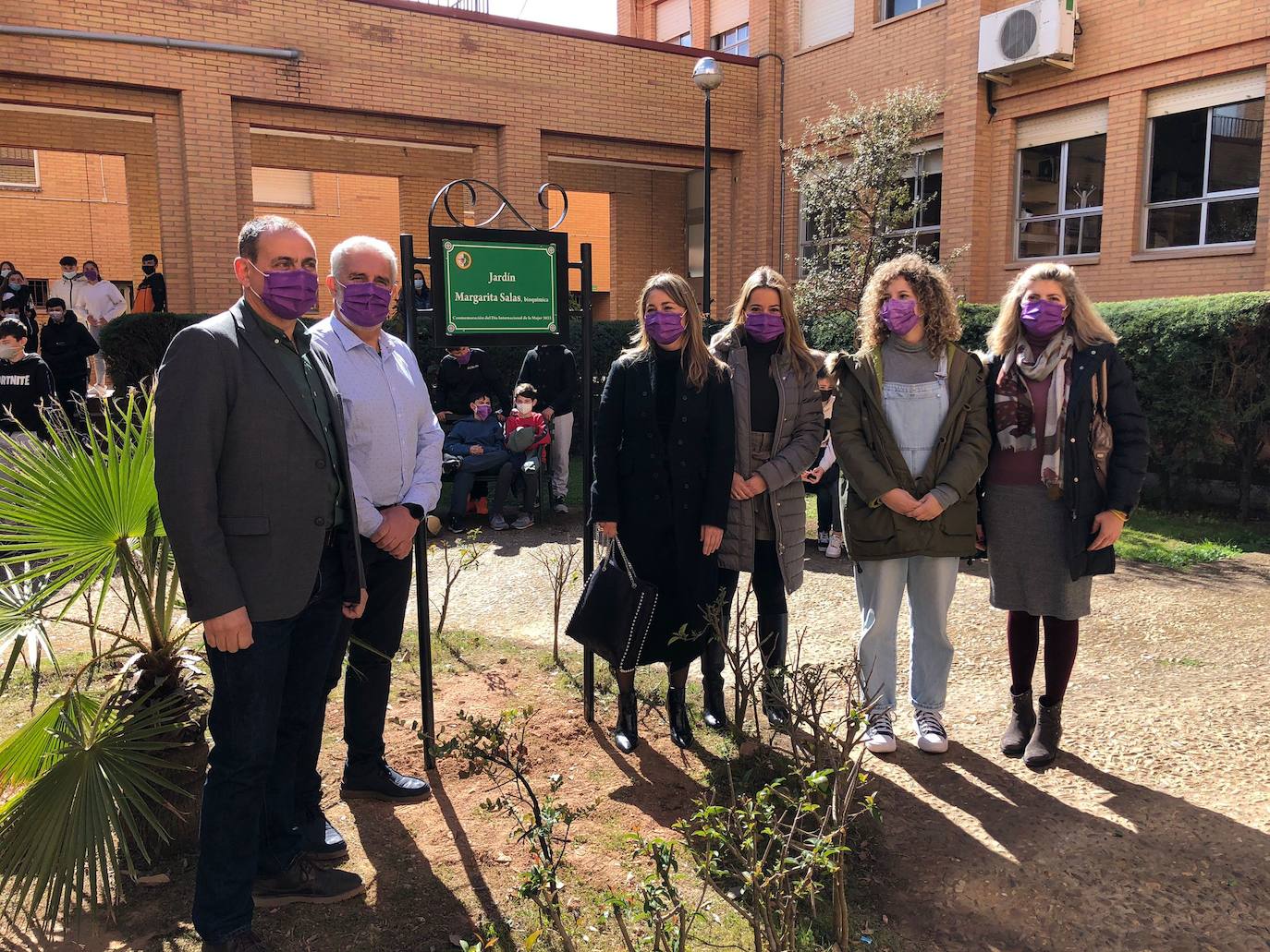 Actos del 8-M en los jardines del IES Téllez. 