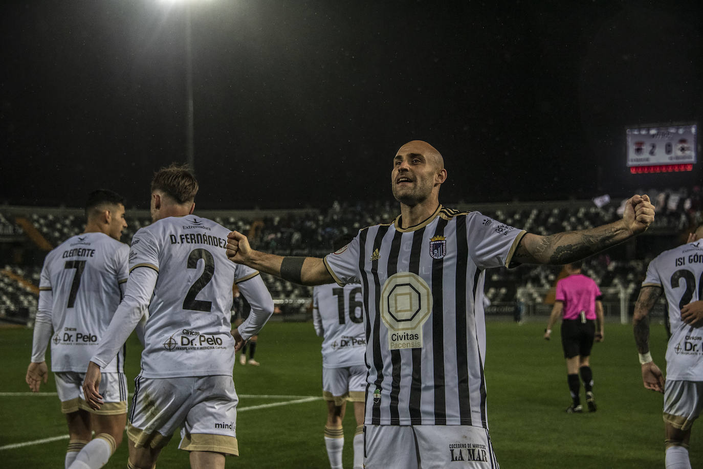 Fotos: Gorka Santamaría hace inmortal al Badajoz