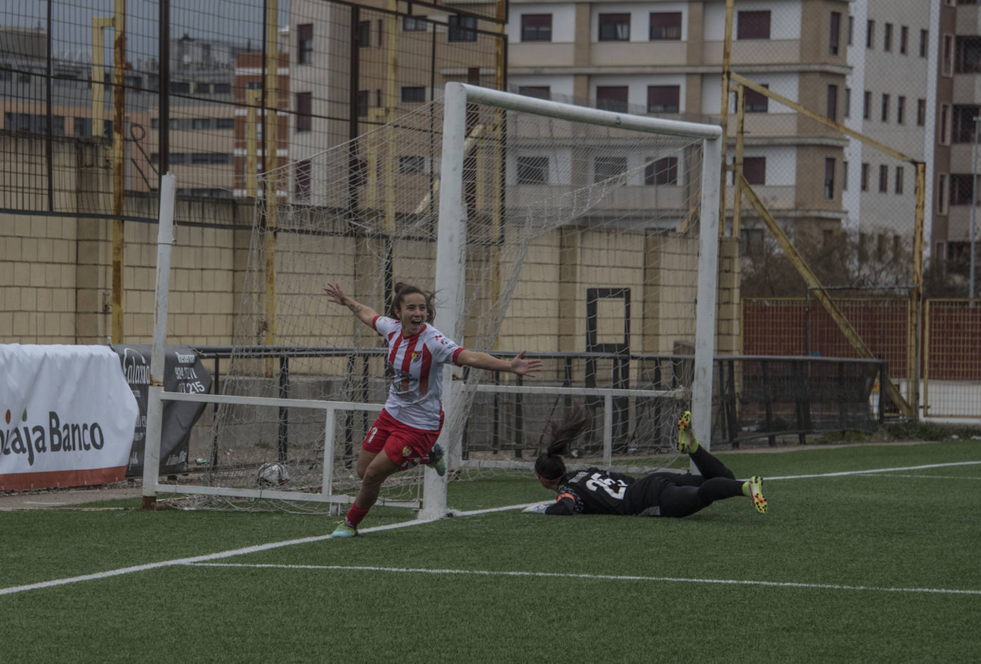 Fotos: El Cacereño empata el derbi contra el Santa Teresa en el descuento