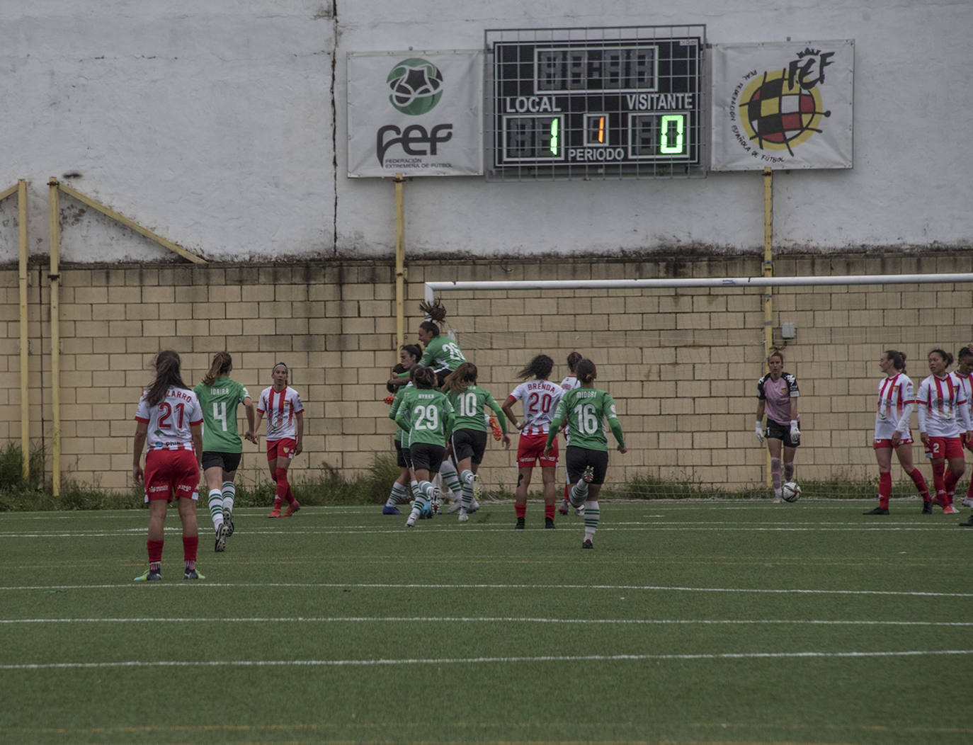 Fotos: El Cacereño empata el derbi contra el Santa Teresa en el descuento