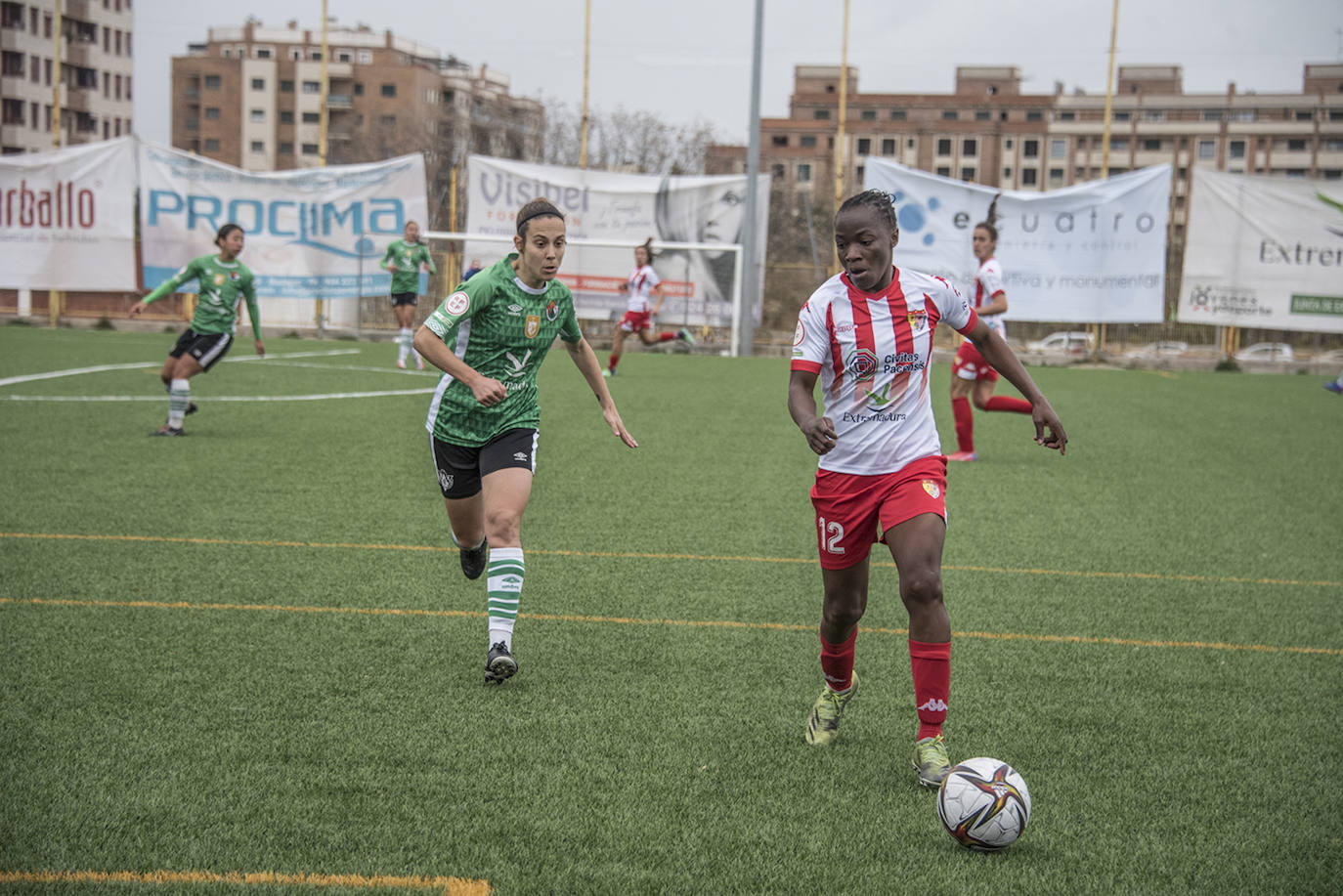 Fotos: El Cacereño empata el derbi contra el Santa Teresa en el descuento