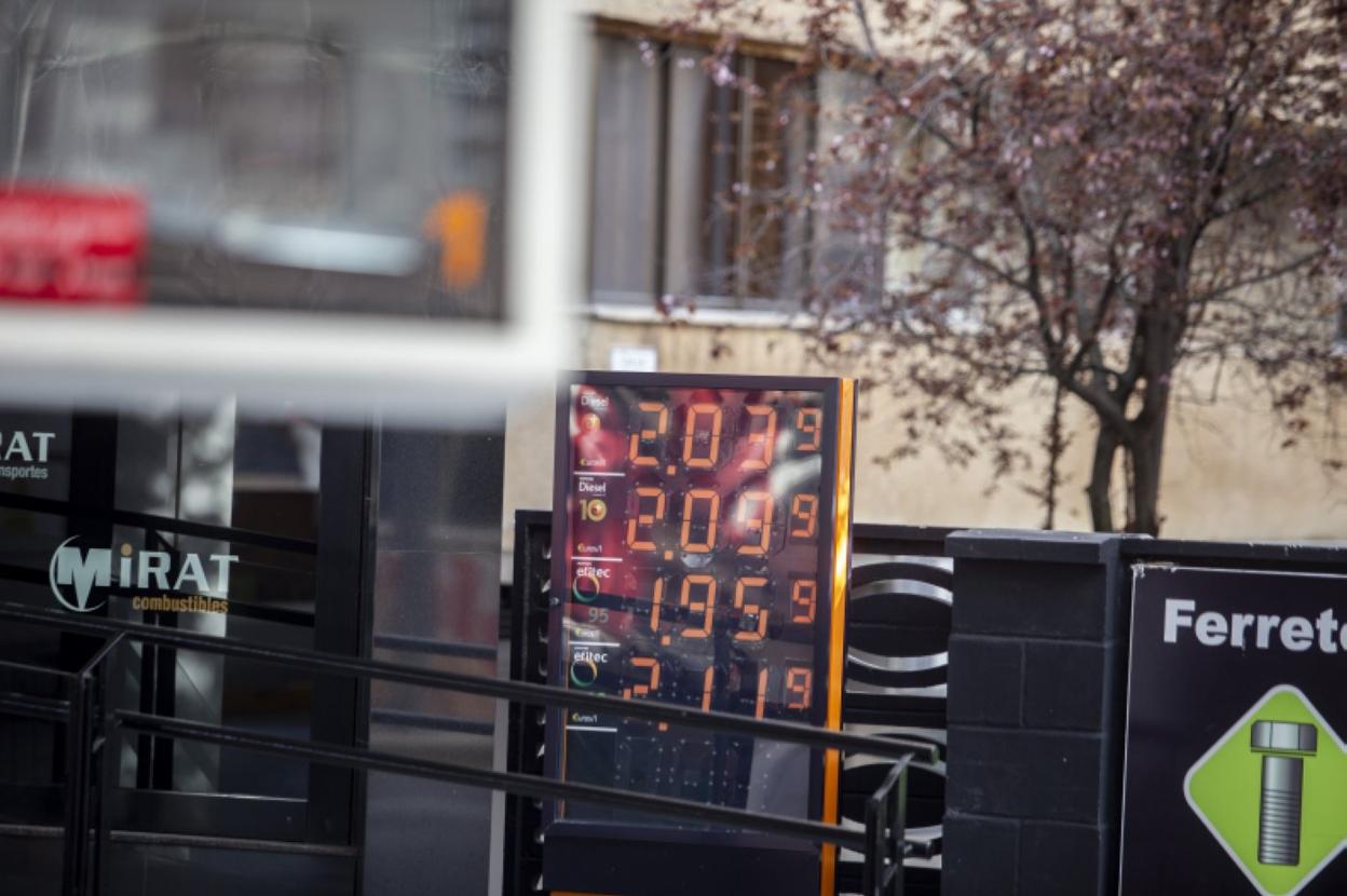 Cuadro de precios de la gasolina y el diésel en una estación de servicio de Cáceres esta semana. 