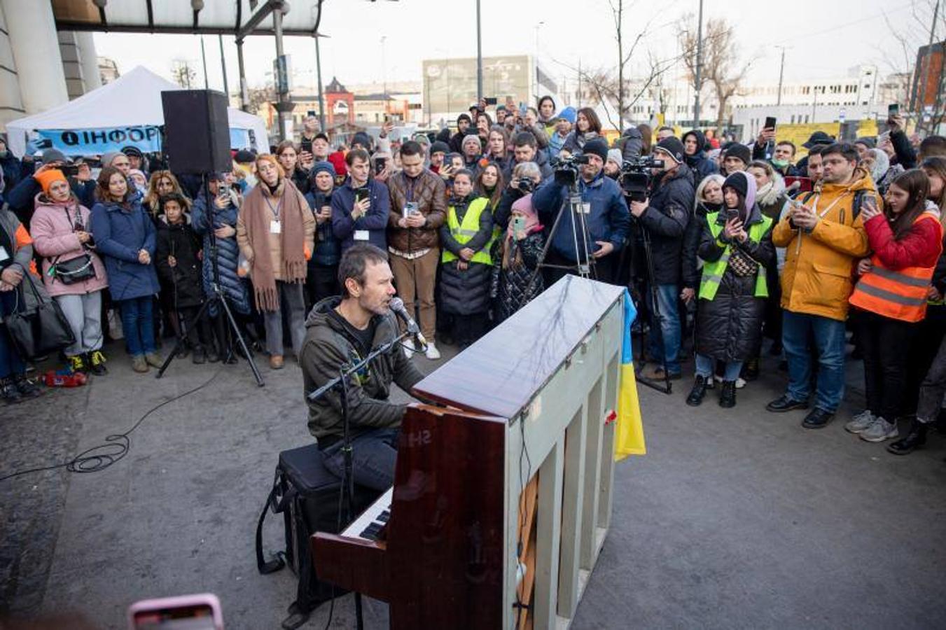 Un famoso cantante ucraniano, Svyatoslav Vakarchuk, visto actuando frente a la estación de tren de Lviv.