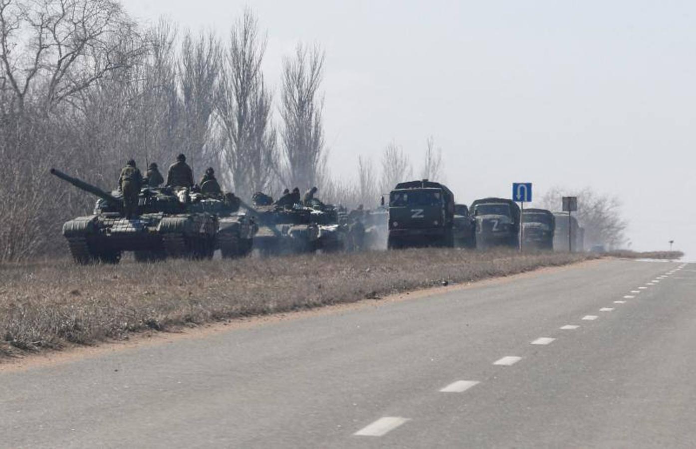 Un convoy de tropas prorrusas durante el conflicto entre Ucrania y Rusia en las afueras de la ciudad de Volnovakha, controlada por los separatistas, en la región de Donetsk.