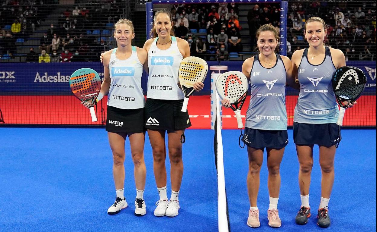 Paula Josemaría y Ari Sánchez posan con Alejandra Salazar y Gemma Triay antes de comenzar la final en el Pabellón Olímpico de Reus. 