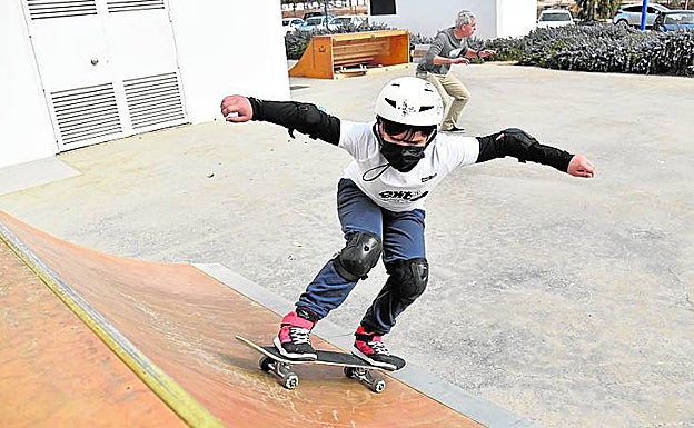 Uno de los alumnos aprende a subir a la rampa. 