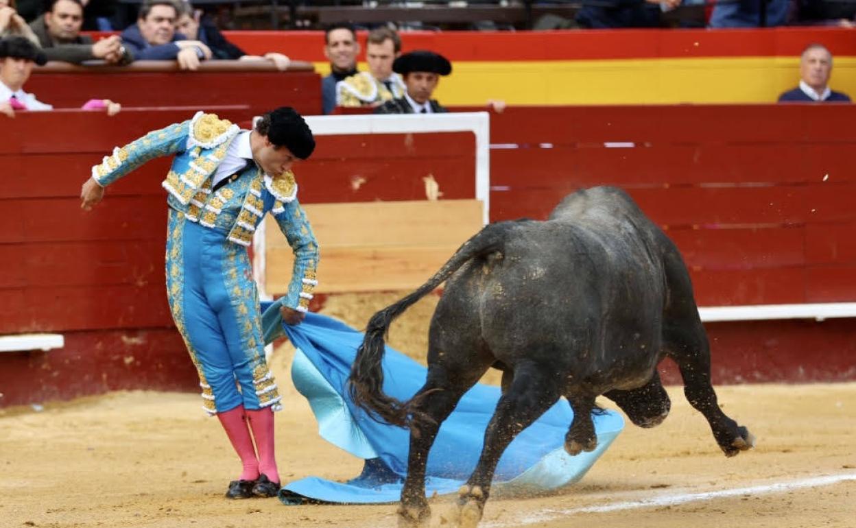 Antonio Ferrera toreando este domingo uno de los victorinos que salieron a la plaza. 
