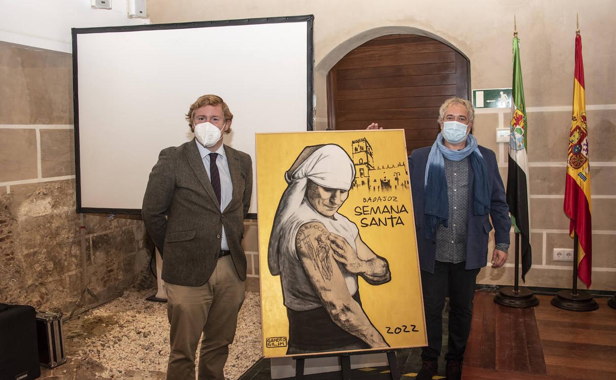 El alcalde, Ignacio Gragera, posa con José Manuel Gamero Gil, junto al cartel de la Semana Santa de Badajoz 2022
